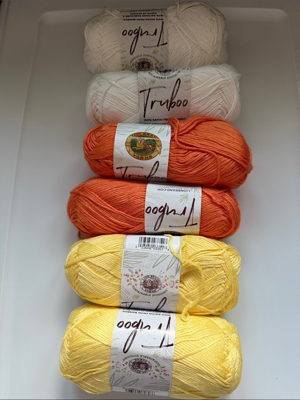 Truboo lion brand yarn
Size 3.5 oz ea
Colors:2- yellow,2-tangerine,2-white